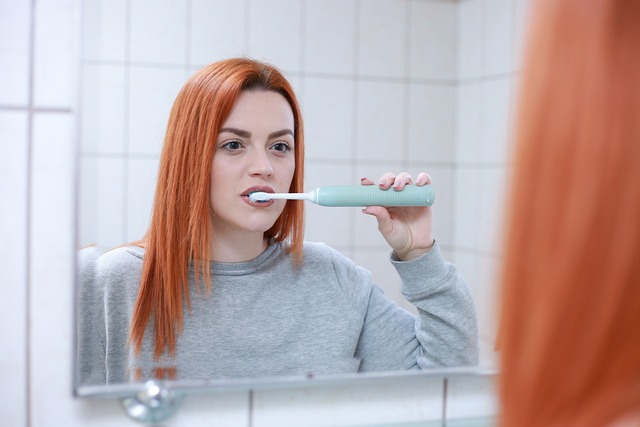 Brossage des dents et soins bucco-dentaires pour les porteurs d'implants