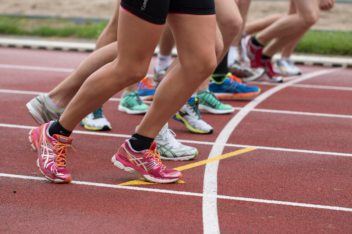 Les gens en baskets qui font le marathon